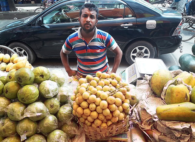 হাতিরপুল বাজারে লটকন বিক্রি হচ্ছে। ছবি: মোছাব্বের হোসেন