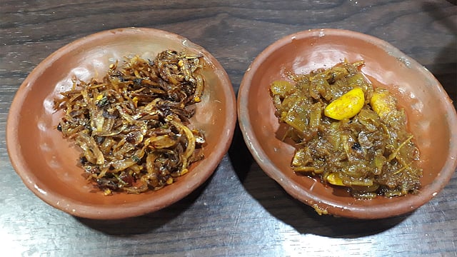রাজধানীর অনেক বাংলা খাবারের রেস্তোরাঁতেই এখন শুঁটকির নানা পদ থাকে। ছবি: প্রথম আলো