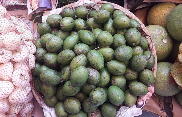 আমড়া পাওয়া যাচ্ছে সব বাজারে। ছবি: মোছাব্বের হোসেন