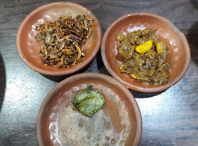 রাজধানীর অনেক বাংলা খাবারের রেস্তোরাঁতেই এখন শুঁটকির নানা পদ থাকে। ছবি: প্রথম আলো