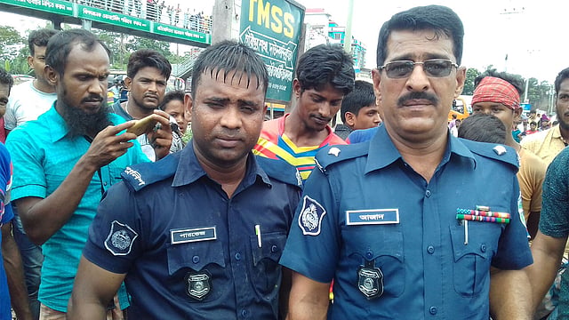 পুলিশ কনস্টেবল মো. পারভেজ মিয়া দুর্ঘটনায় পড়া বাসযাত্রীদের উদ্ধারে পচা ডোবায় ঝাঁপিয়ে পড়েন। ছবি: প্রথম আলো