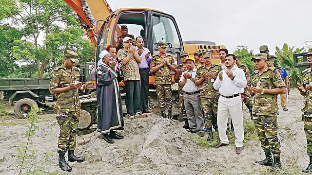 খাল খননকাজের উদ্বোধন করেন রাজউক চেয়ারম্যান আবদুর রহমান। ছবিটি গতকাল পূর্বাচলের ডুমনি থেকে তোলা