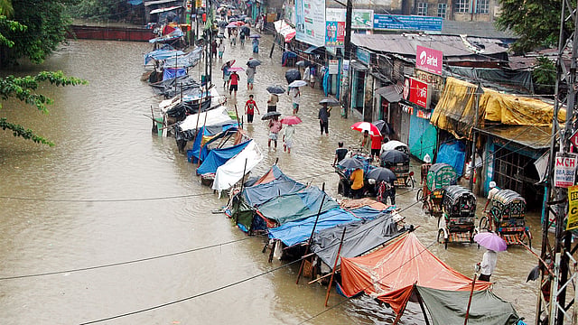 ২০১২ : ১০ মে: বৃষ্টিতে জলাবদ্ধ চট্টগ্রাম নগরের চকবাজার এলাকা। পাঁচ বছর পরও চকবাজার এলাকার মানুষের দুর্ভোগ কমেনি