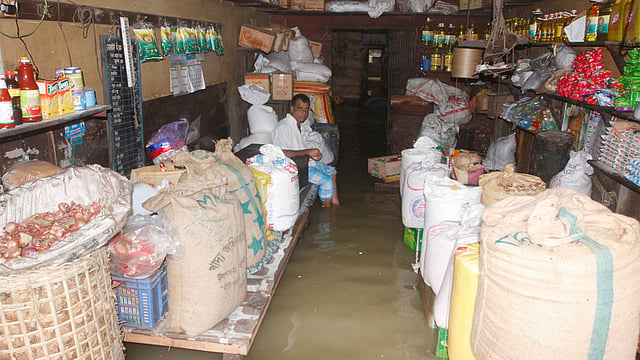 ২০১৫ : ১ আগস্ট: বৃষ্টির পাশাপাশি জোয়ারের কারণেও জলাবদ্ধতায় ভুগতে হয় চাক্তাইয়ের ব্যবসায়ীদের