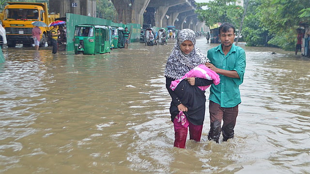 ২০১৬ : ২১ আগস্ট: মুরাদপুর এলাকার সড়ক অল্প বৃষ্টিতেও তলিয়ে যায়। ভারী বৃষ্টি হলে তো কথাই নেই l প্রথম আলোর ফাইল ছবি