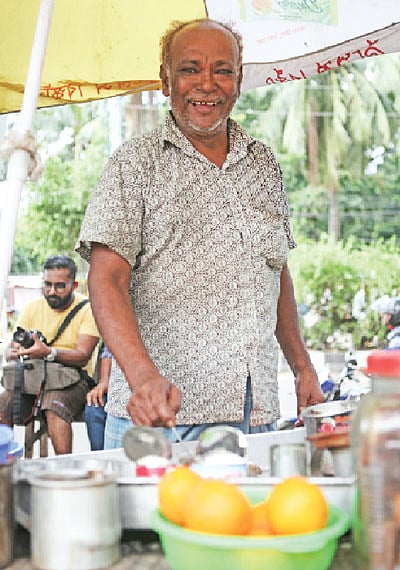 টিএসসির মোড়ে পাওয়া যায় নানা রকমের চা