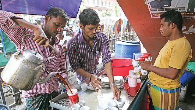 পুরানা পল্টনে ঘন দুধের চা জনপ্রিয়। ছবি: খালেদ সরকার