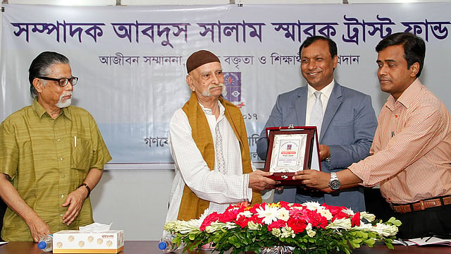 আজীবন সম্মাননা স্মারক গ্রহণ করছেন শাহেদ কামাল l ছবি: প্রথম আলো