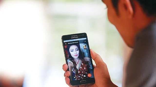 ছবিটি প্রতীকী। অনুমতি না নিয়ে কাউকে ভিডিও কল করা যাবে না। ছবি: অধুনা