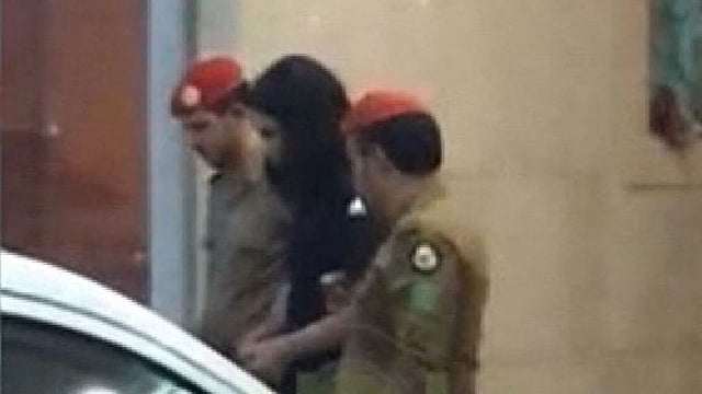 প্রিন্স সৌদ বিন মুসাইদকে গ্রেপ্তার করে নিয়ে যাচ্ছে পুলিশ। ছবি: ভিডিও থেকে নেওয়া