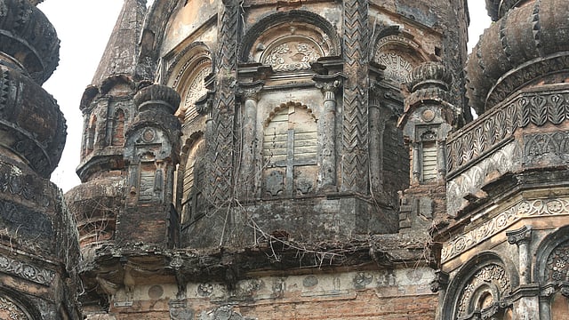 ছয়টি স্তম্ভবিশিষ্ট শিবমন্দিরটি নির্মাণে মোগল স্থাপত্যশৈলী অনুসরণ করা হয়েছে।