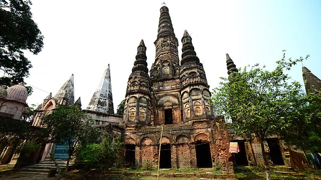 পাঁচ একর জমির ওপর গড়ে ওঠে সমাধিসৌধ চত্বরটি।