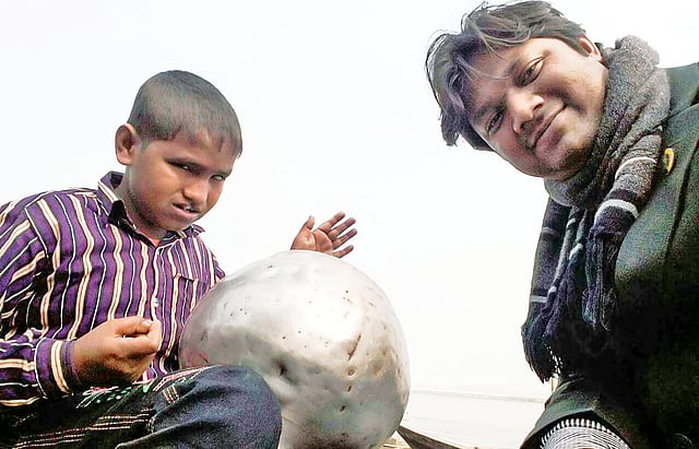 কুড়িগ্রামের মোস্তাকের মুখে হাসি ফুটিয়েছেন আরমান