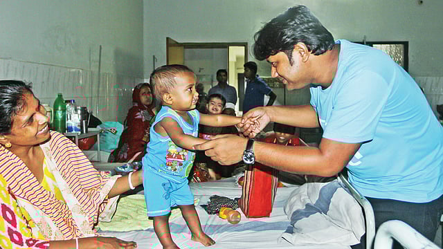 ঠোঁটকাটা শিশুর মুখে হাসি ফিরিয়ে দেওয়ার কাজ করেন কৌতুকশিল্পী আরমান। ১২ জুলাই চট্টগ্রামের লায়ন মোখলেছুর রহমান ফাউন্ডেশনে এক শিশুর সঙ্গে মজা করছেন আরমান। শিশুটির মায়ের মুখেও ছড়িয়ে পড়েছে হাসি। ছবি: সৌরভ দাশ