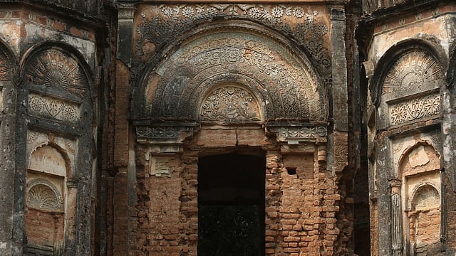 জানা যায়, লোক নারায়ণ রায় ভারতের পুরীর বিখ্যাত স্থপতি কামাখ্যা রায়কে দিয়ে ভাওয়াল রাজশ্মশানেশ্বরী নির্মাণ করান।