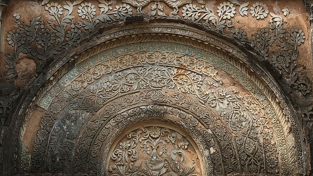 ভাওয়াল রাজ শ্মশানেশ্বরীর গায়ের অনিন্দ্য নকশাগুলো এখনো দর্শনার্থীদের মুগ্ধ করে।