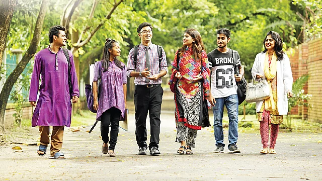 পথ আছে অনেক। দৃষ্টি যদি সামনে থাকে, এগিয়ে যাওয়ার পথ তুমি পাবে। ‘স্বপ্ন নিয়ে’র আয়োজনে মডেল হয়েছেন রুশাত, পাপড়ি, শাদমান, তোরশা, তমাল ও জেরিন। ছবি: সুমন ইউসুফ