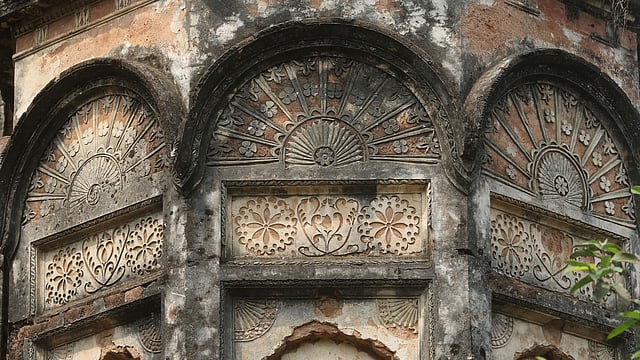 সংরক্ষণের কার্যকর উদ্যোগ না নেওয়ায় খসে পড়ছে স্তম্ভগুলোর গায়ের অনবদ্য সব কারুকাজ।