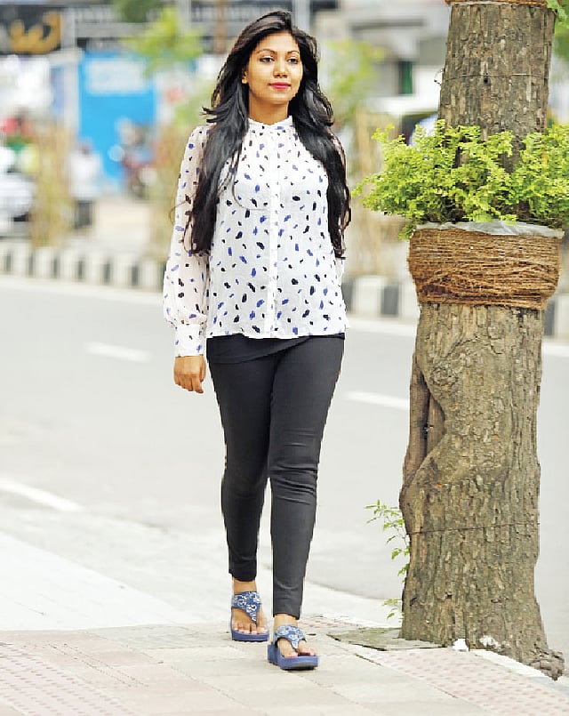 ঘরের বাইরে পায়ে থাকুক পানিনিরোধক জুতা। মডেল: জুডি, কৃতজ্ঞতা: অরিয়ন শু, ছবি: সুমন ইউসুফ