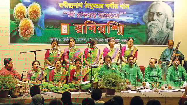 জাতীয় জাদুঘরের সুফিয়া কামাল মিলনায়তনে ‘কী হাওয়ায় মাতালো’ অনুষ্ঠানে সমবেত পরিবেশনা l ছবি: প্রথম আলো