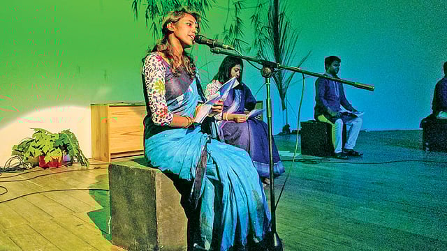 জাতীয় চিত্রশালা মিলনায়তন ‘বর্ষাযাপনের কবিতা’ অনুষ্ঠানে ছিল একক পরিবেশনা l ছবি: প্রথম আলো