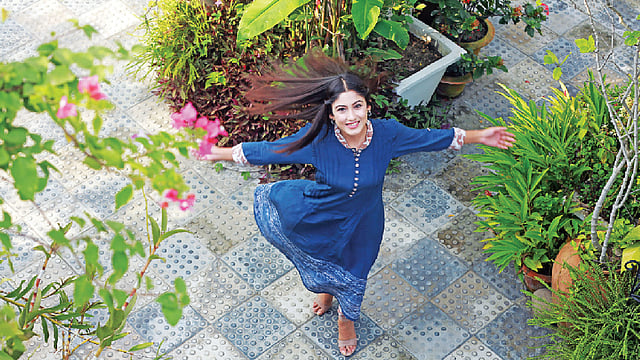 বর্ষার দিনে সাজপোশাকে নীলের আবহ রাখতে কার না মন চায়। মডেল: সাফা কবির, পোশাক: অরণ্য, ছবি: কবির হোসেন, কৃতজ্ঞতা: পারভেজ মাহতাব