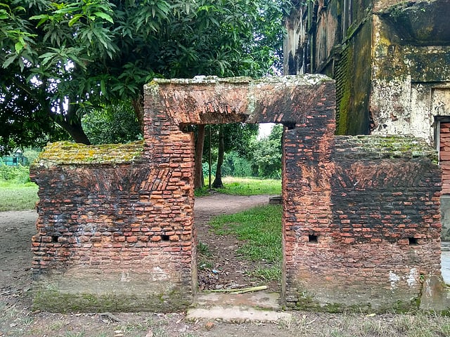 ক্ষয়ে যাওয়া ইতিহাস। দুয়ার আছে, দালান নেই।