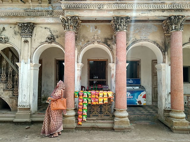 ঐতিহাসিক নিদর্শনের একটি ভবনে বসেছে দোকান।