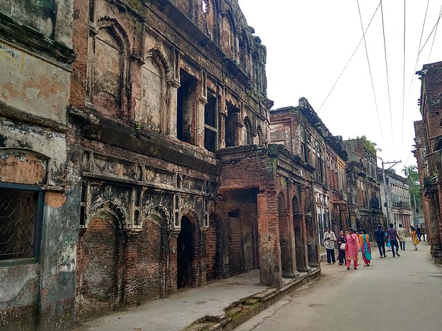 প্রাচীন জনপদের টানে প্রতিদিনই ছুটে আসে অসংখ্য দর্শনার্থী।