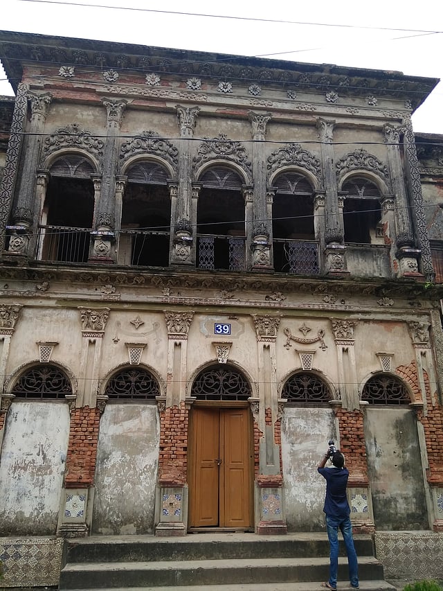 কালের সাক্ষী হয়ে দাঁড়িয়ে থাকা ভবনের ছবি তুলছেন একজন শৌখিন আলোকচিত্রী।