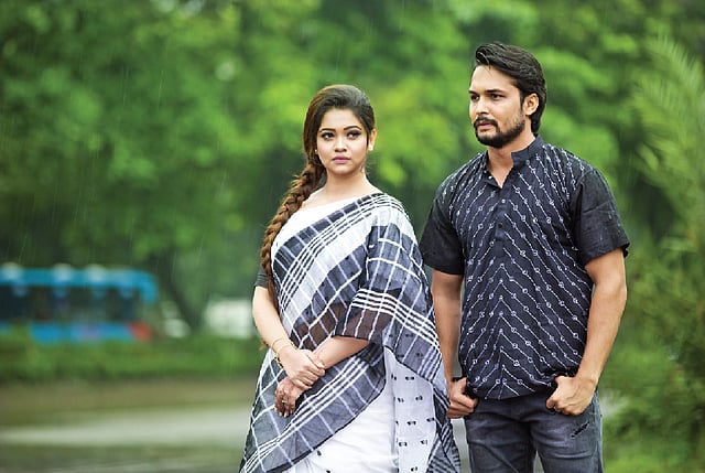 সাদা ও কালোর মিশেলে তৈরি পোশাক