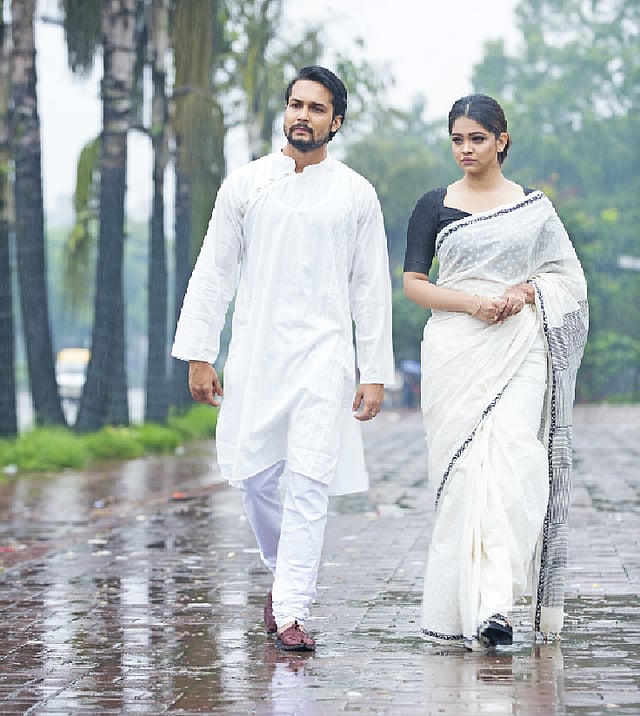 শ্রদ্ধা জানাতে ঘুরে ফিরে আসে সাদা ও কালো এ দুটি রঙ। মডেল: আজাদ ও বেনজীর