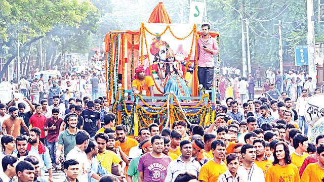 শ্রীকৃষ্ণের পবিত্র জন্মতিথি জন্মাষ্টমীর মিছিলের প্রধান অনুষঙ্গ হলো গোকুলবাসী শিশু কৃষ্ণের নানা কর্মকান্ড–লীলা। মিছিলের মূল বিষয়গুলো একই রয়ে গেছে। কিন্তু সময়ের সঙ্গে সঙ্গে পরিবর্তন এসেছে উপস্থাপনায় l ছবি: সাইফুল ইসলাম