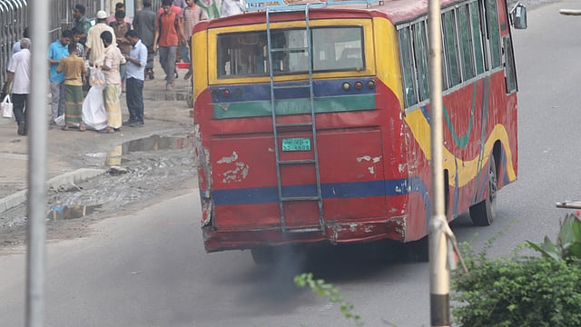 স্বাস্থ্যের জন্য ক্ষতিকারক কোনো ধোঁয়া নির্গত হলে তা ২০০ টাকা জরিমানাসহ শাস্তিযোগ্য অপরাধ। তবুও রাজধানীতে প্রতিনিয়তই এমন ধোঁয়া নির্গত হয়। ছবি: প্রথম আলো