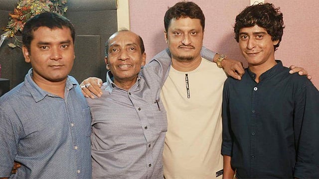 মঙ্গলবার স্টুডিওতে নতুন গানের গীতিকার নীহার আহমেদ, মুজিব পরদেশী, সংগীত পরিচালক মুশফিক লিটু এবং সুরকার মুরাদ নূর। ছবি: প্রথম আলো