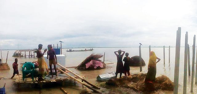 সিরাজগঞ্জ এলাকায় বন্যাকবলিত মানুষের টিকে থাকার চেষ্টা