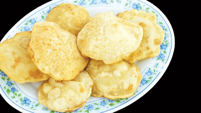 টক দইয়ের লুচি