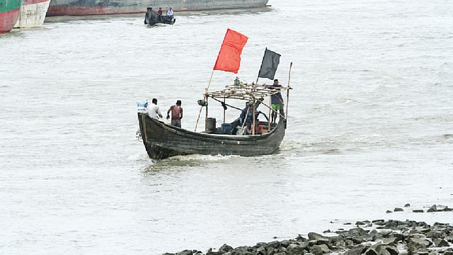 কর্ণফুলী নদীতে ইঞ্জিন–চালিত সাম্পান