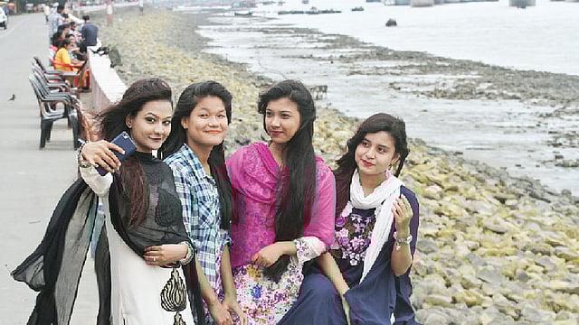 চট্টগ্রামে কর্ণফুলীর তীরে বিকেলে বেড়াতে আসেন অনেকেই। ছবি: সৌরভ দাশ