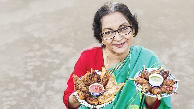 বিশেষ দিনের জন্য বিশেষ খাবার রান্না করেন অভিনেত্রী দিলারা জামান। ছবি: কবির হোসেন