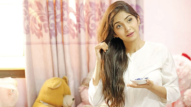 সপ্তাহে অন্তত দুদিন চুলে তেল দেওয়া প্রয়োজন। ছবি: নকশা