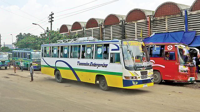 গাবতলী বাস টার্মিনালের সামনের সড়কে দূরপাল্লার যাত্রীবাহী বাস পার্ক করা হয়। আবার দীর্ঘক্ষণ বাস দাঁড় করিয়ে রেখে যাত্রী খোঁজা হয় l ছবি: প্রথম আলো