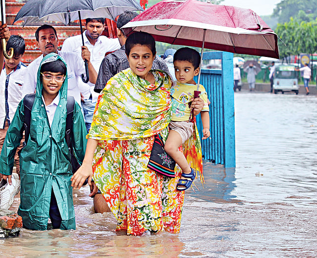 বৃষ্টিতে রাস্তায় পানি জমে যাওয়া এখন রাজধানীর নৈমিত্তিক ঘটনা। নোংরা পানিতে নামতে হয় বহু মানুষকে। এতে িশশুরা যেমন জ্বর–সর্দি–কাশিতে আক্রান্ত হচ্ছে, তেমনি দেখা দিচ্ছে নানা চর্মরোগ l প্রথম আলো