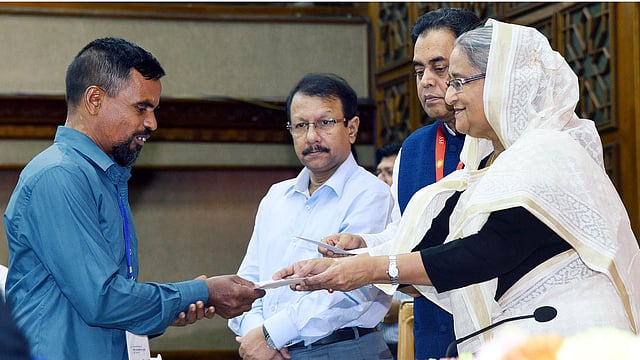 আজ রোববার প্রধানমন্ত্রী তাঁর কার্যালয়ে কর্মক্ষেত্রে নিহত ও পঙ্গু শ্রমিকদের পরিবারের সদস্যদের মাঝে তৈরি পোশাকশিল্পের তহবিল থেকে ক্ষতিপূরণের চেক প্রদান করেন। ছবি: ফোকাস বাংলা