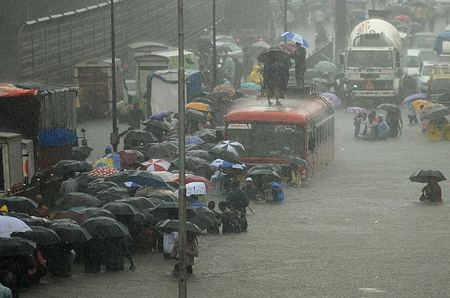 ভারী বর্ষণে ভারতের মুম্বাইয়ের বিভিন্ন এলাকায় জলাবদ্ধতা দেখা দিয়েছে। পরিস্থিতি খারাপ হওয়ায় অনেক ফ্লাইট ও ট্রেন বাতিল করা হয়েছে। ছবিটি মঙ্গলবার তোলা। ছবি: এএফপি