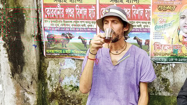 খুলনার ফুটপাতে চায়ের দোকানে বিলেতের পর্যটক পল স্মি। ছবি: লেখক