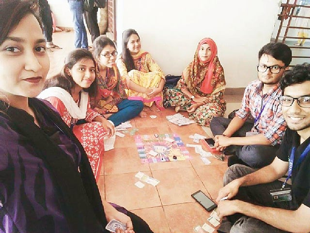 বন্ধুদের সঙ্গে লেখক (বাঁ থেকে দ্বিতীয়)