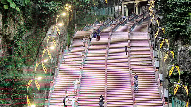 সিঁড়ির মোট ২৭২টি ধাপ পেরিয়ে ঢুকতে হয় গুহায়।