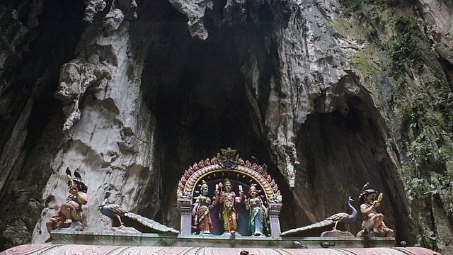 গুহার ভেতরেও রয়েছে মরুগান, অর্থাৎ কার্তিকের প্রতিমা।