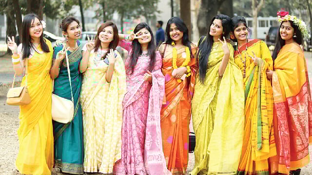 প্রাণের বন্ধুদের সঙ্গে লেখক (বাঁ থেকে চতুর্থ)